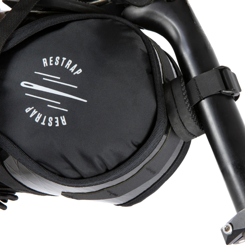 Close-up van de stabiele zadelpenbevestiging met foam blokken van de Restrap Race Saddle Bag.