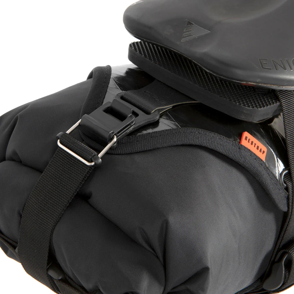 Detailopname van de Fidlock™ magneetgesp en het holster van de Restrap Race Saddle Bag.