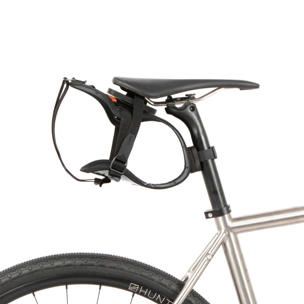 Het lichtgewicht holster van de Restrap Race Saddle Bag, gemonteerd zonder de drybag.