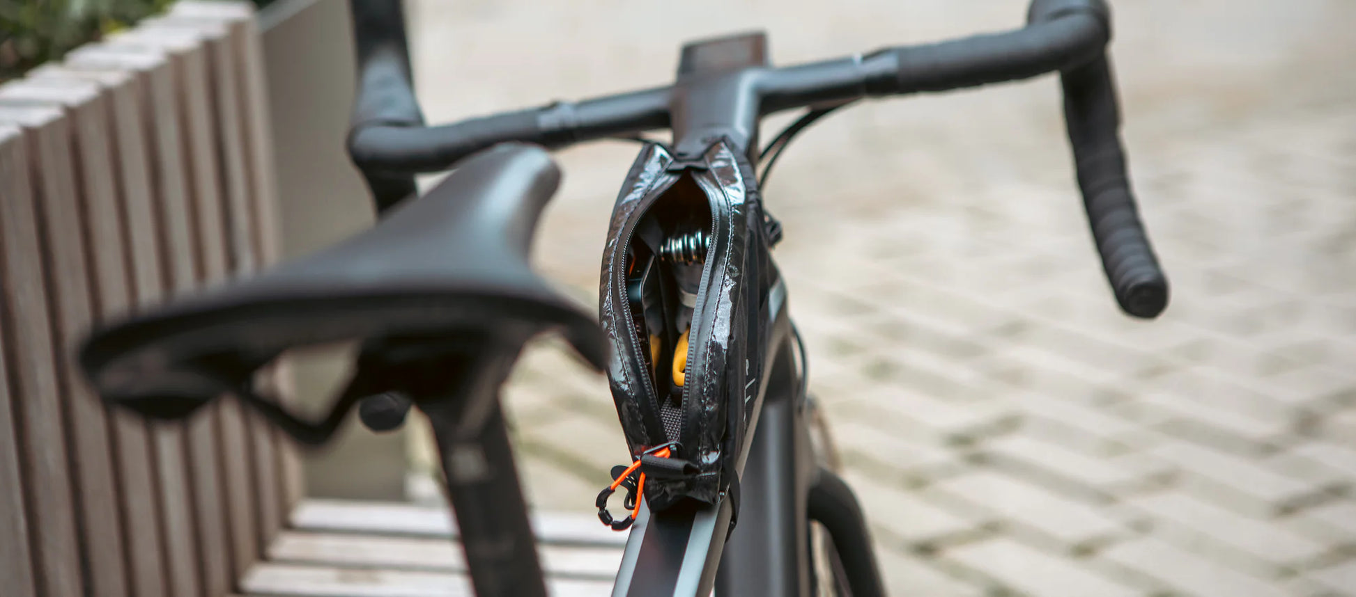 De Restrap Race Top Tube Bag Short gemonteerd op het stuur en de bovenbuis van een racefiets