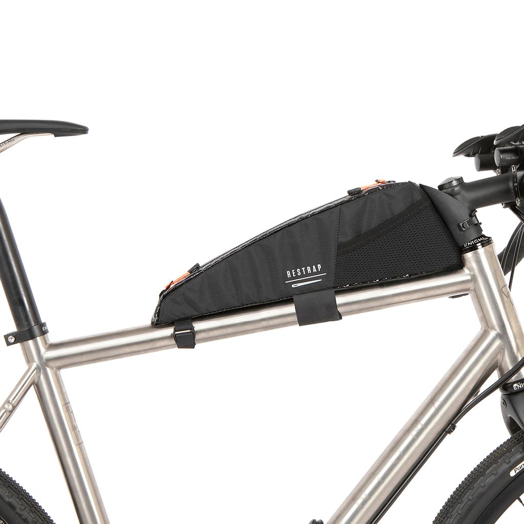 Zijaanzicht van de waterdichte Restrap Race Top Tube Bag 1.5L op een bovenbuis van een gravelbike