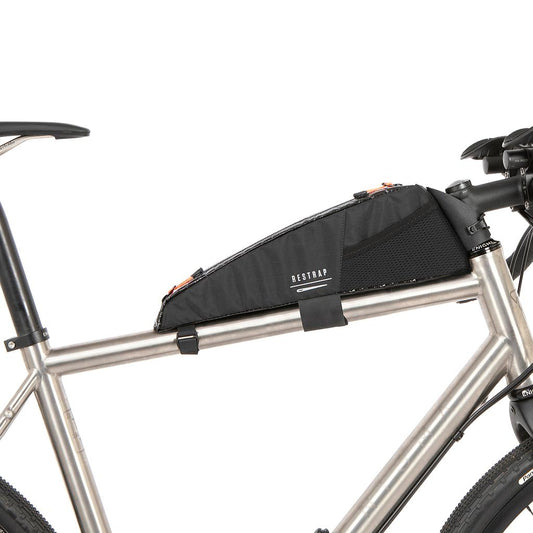Zijaanzicht van de waterdichte Restrap Race Top Tube Bag 1.5L op een bovenbuis van een gravelbike