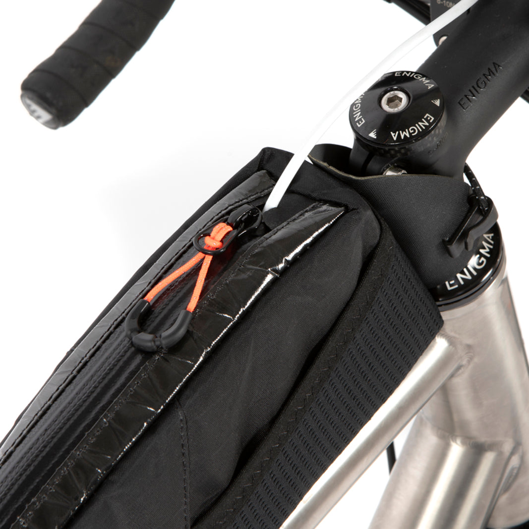 Close-up van de waterdichte Restrap Race Top Tube Bag 1.5L op een bovenbuis van een gravelbike met zicht op de YKK Aquaguard rits