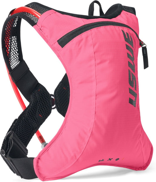 Vooraanzicht van de roze USWE Race 2.0 stuitervrije hydratatierugzak van 2 liter op een witte achtergrond.